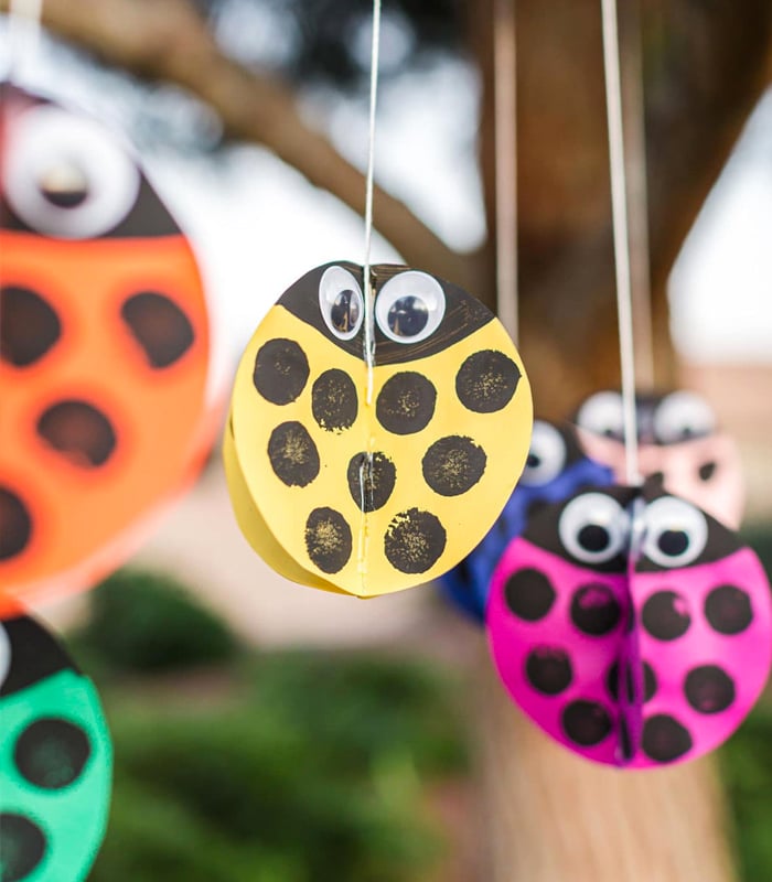 Construction-paper-crafts-craftsbyamanda-Swirling-Twirling-Ladybugs