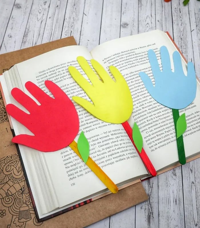 Construction-paper-crafts-craftsyhacks-DIY-Bookmarks-for-Kids