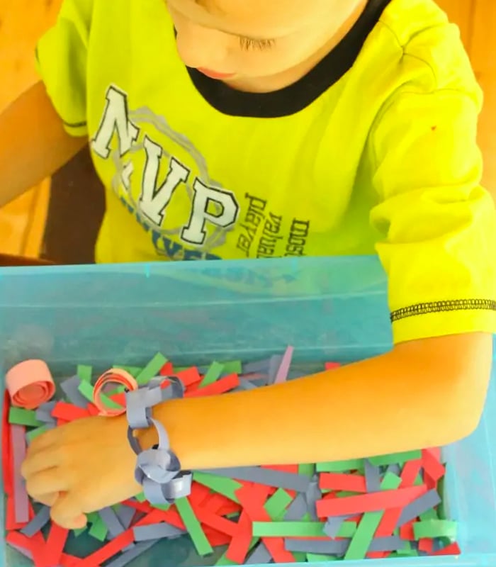 Construction-paper-crafts-howweelearn-PAPER-CHAIN-JEWELLERY-QUIET-BIN