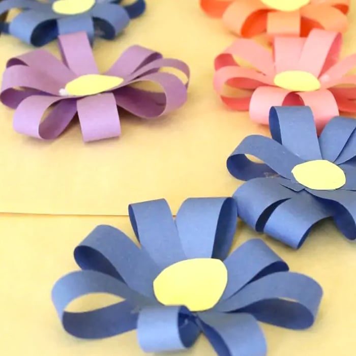 Construction-paper-crafts-howweelearn-SIMPLE-3D-PAPER-FLOWERS